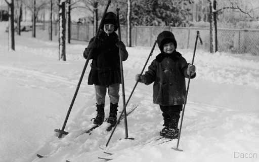 1926 Skidor Bo-Erik o Stig.jpg - Foto från 1926 färdiga till start Bo-Erik och Stig Sjöberg men det är ingen speciellmodern utrustning som har förärats oss. 